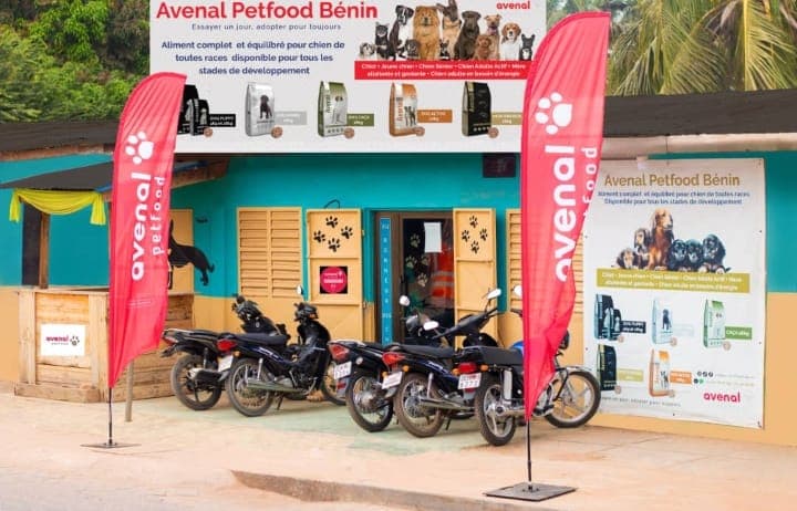 Façade de la boutique AU BONHEUR DES CHIENS, aux couleurs d’Avenal Petfood Bénin